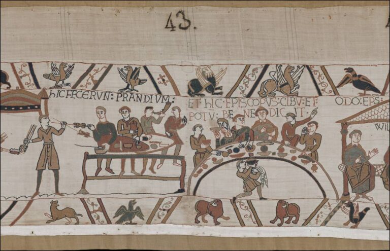 Uczta przedstawiona na Tkaninie z Bayeux. Biskup Odo błogosławi jedzenie i napoje podczas posiłku poprzedzającego bitwę pod Hastings w 1066 rok