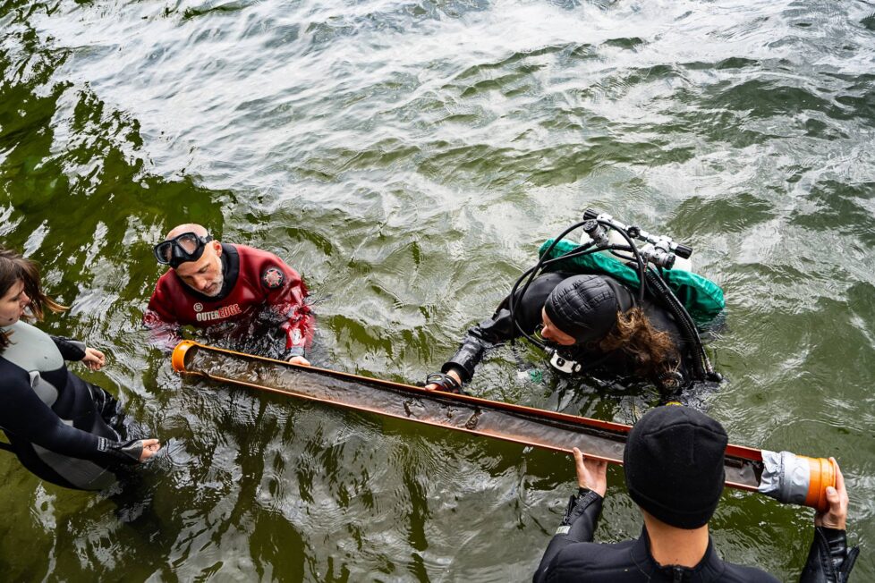 Zespół w trakcie wydobywania włóczni zachowanej w całości, wraz z drzewcem