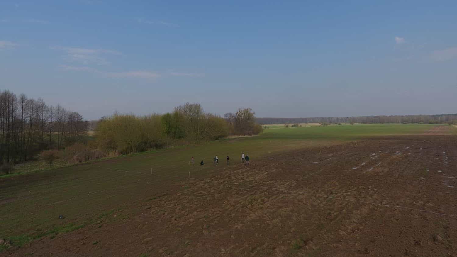 Zespół osadniczy w Zaborowie z lotu ptaka. Na horyzoncie Kampinoski Park Narodowy