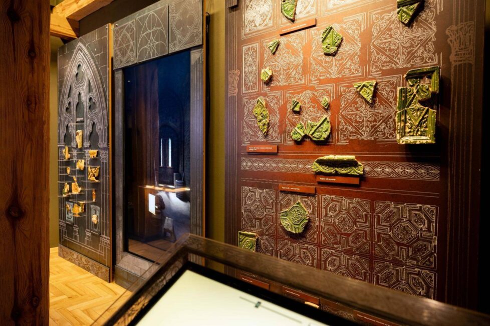 Ekspozycja kafli piecowych z Zamku Piastowskiego w Muzeum Śląska Opolskiego