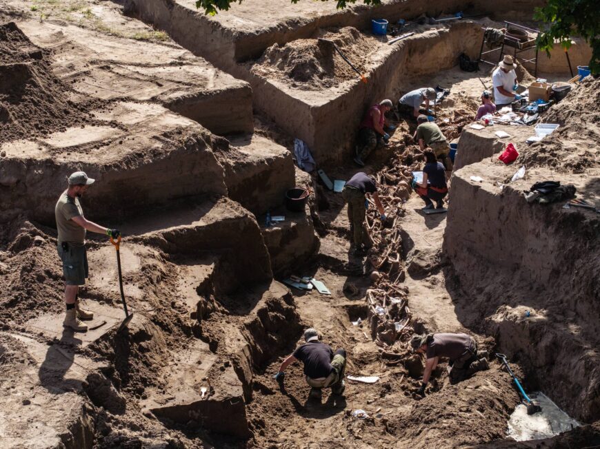 Grób masowy pensjonariuszy Krajowych Zakładów Opieki Społecznej, których zamordowano w Dolinie Śmierci (fot. D. Frymark)