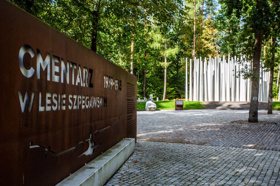 Widok na współczesne upamiętnienie w Lesie Szpęgawskim (fot. D. Frymark)