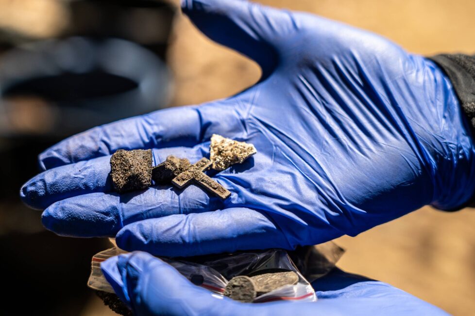 Dowody zbrodni i ich tuszowania w Lesie Szpęgawskim – węgiel drzewny, krucyfiks oraz spalona kość ludzka (fot. D. Frymark)