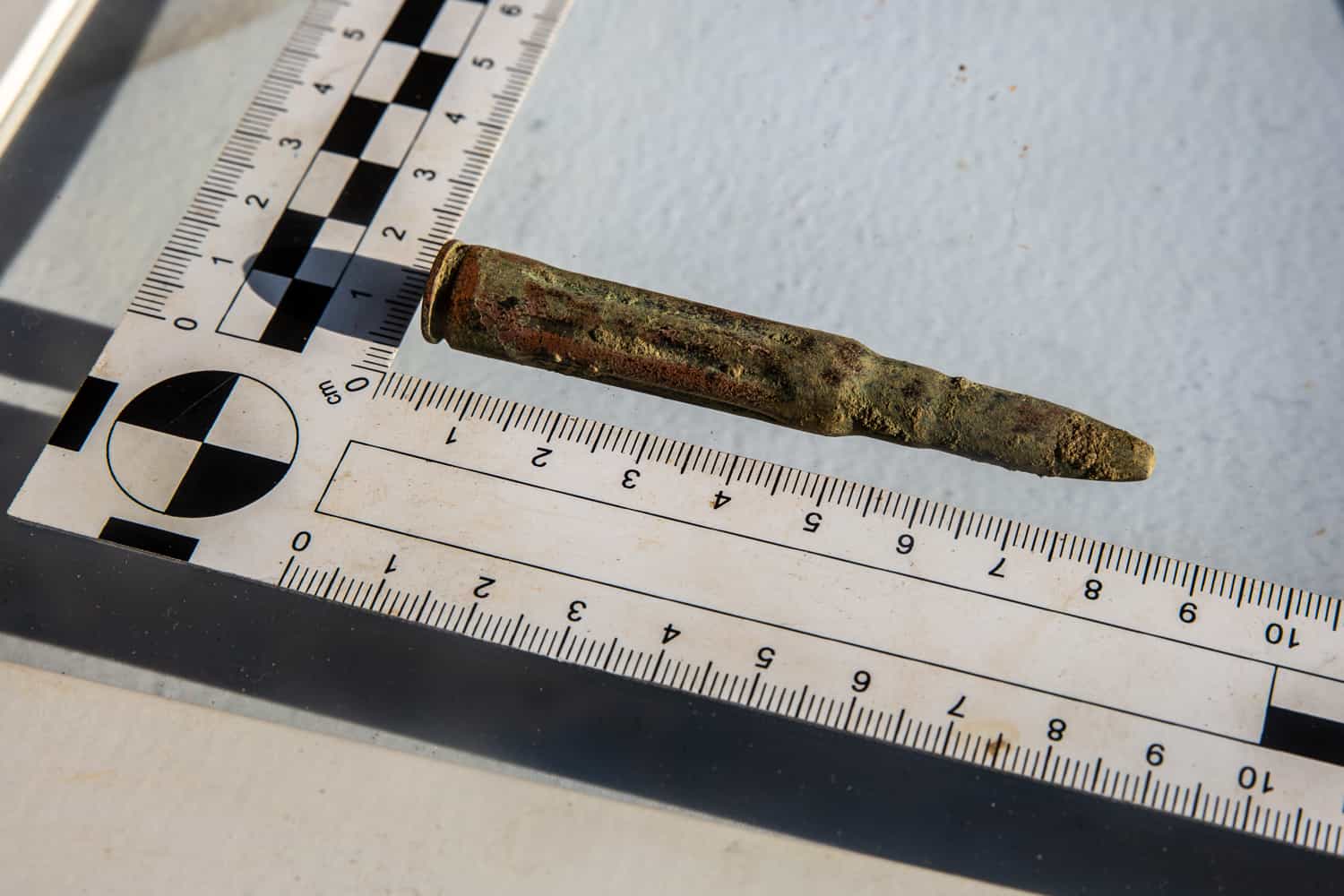 Nabój szkoleniowy – jeden z artefaktów odnalezionych w 2021 roku w Dolinie Śmierci w trakcie prac sondażowych (fot. D. Frymark, zbiory Instytutu Pamięci Narodowej