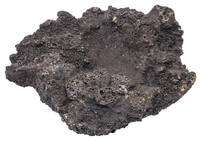 Fragment żużla żelaznego o nieregularnej, miskowatej formie, pochodzący z warsztatu hutniczego.